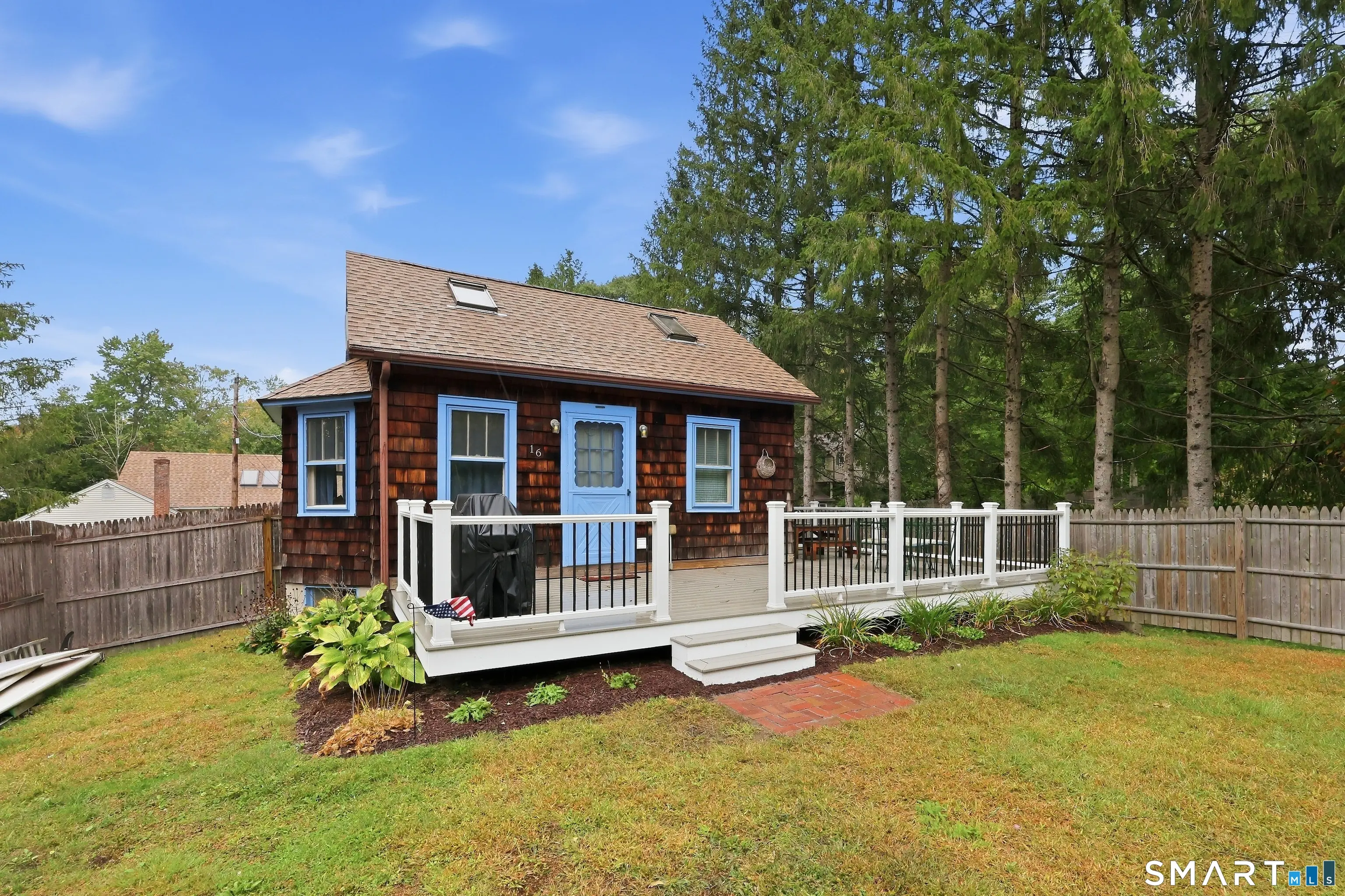 16 Pond Road, New Hartford