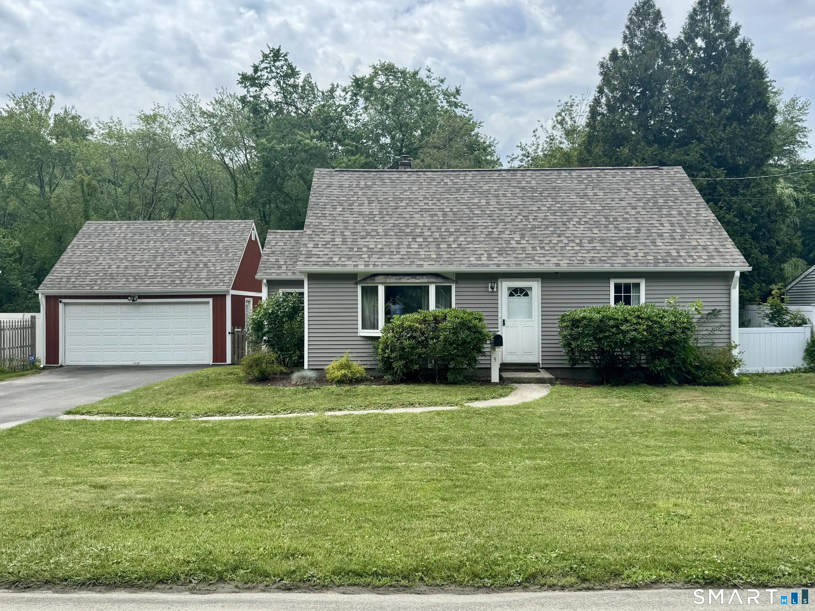 5 Bethpage Drive, Bethel