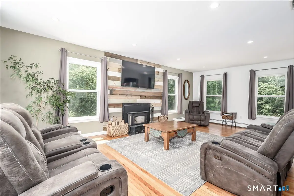 8 White Pine Drive, Brookfield