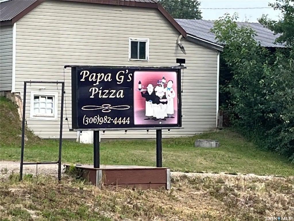 350 Main Street W, Christopher Lake