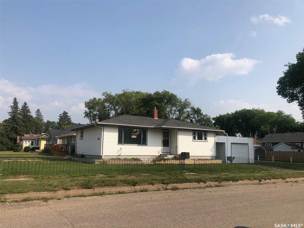 303 Fourth Avenue E, Canora