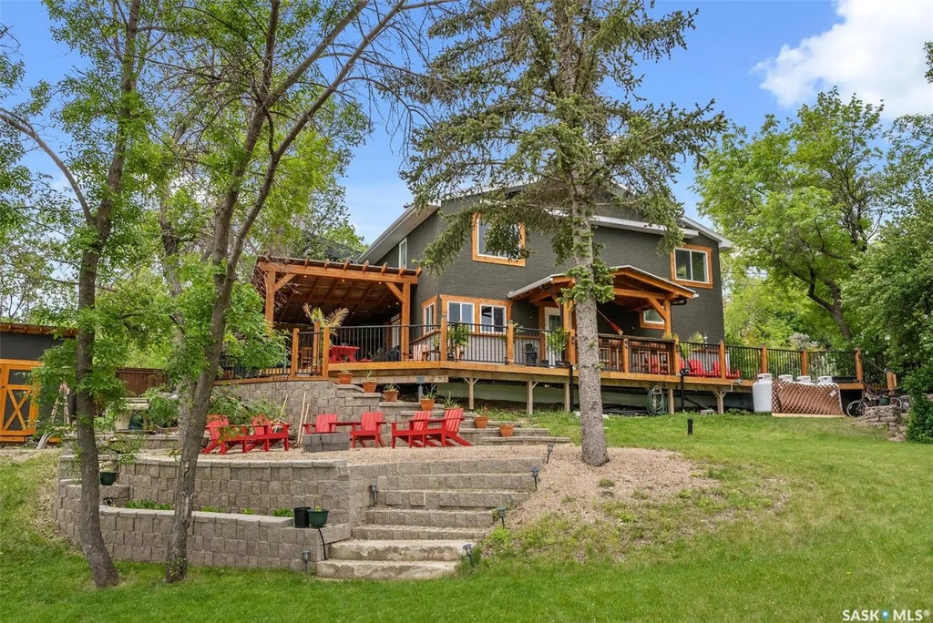 225 3rd Street E, Regina Beach