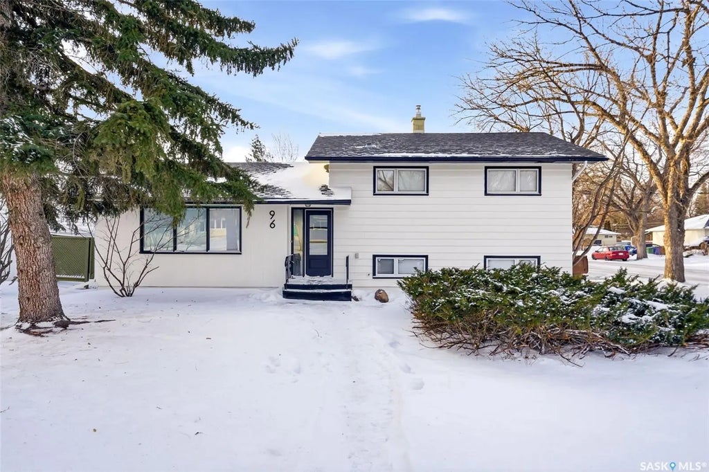 96 Bobolink Bay, Regina