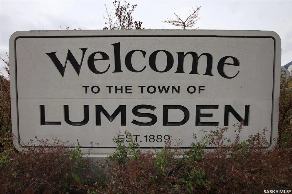 558 James Street S, Lumsden