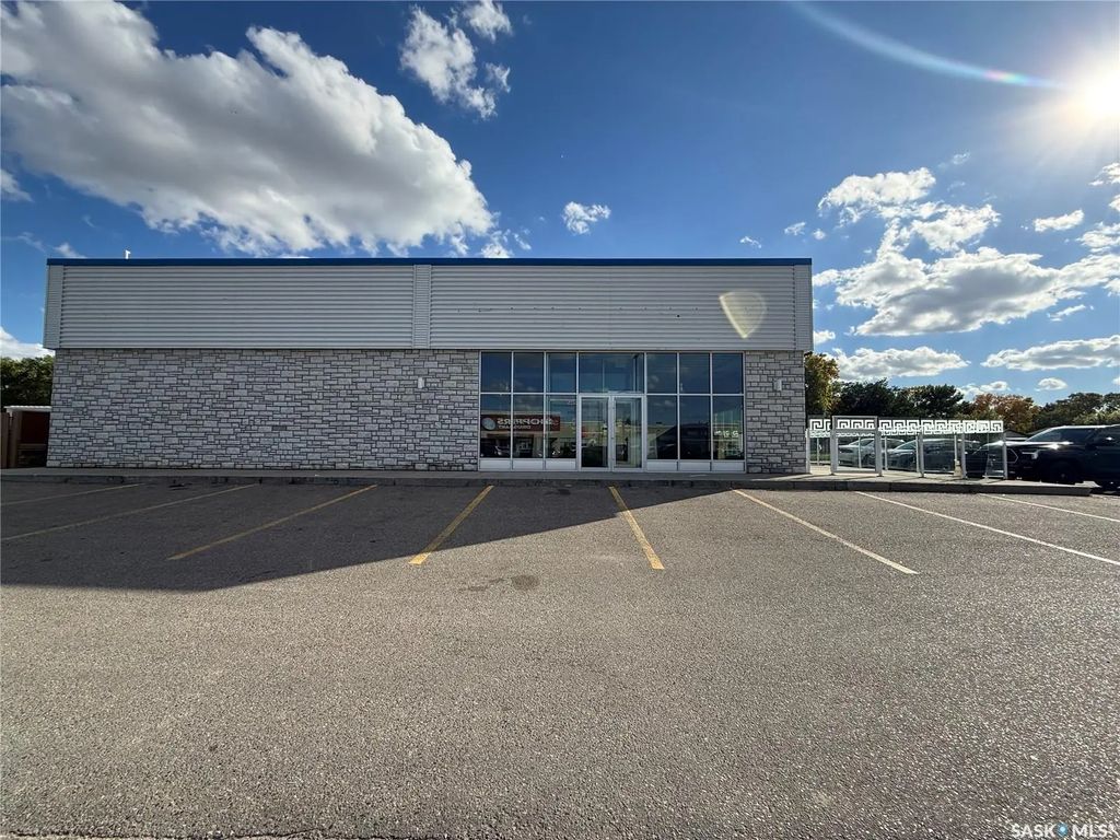 5885 Rochdale Boulevard, Regina