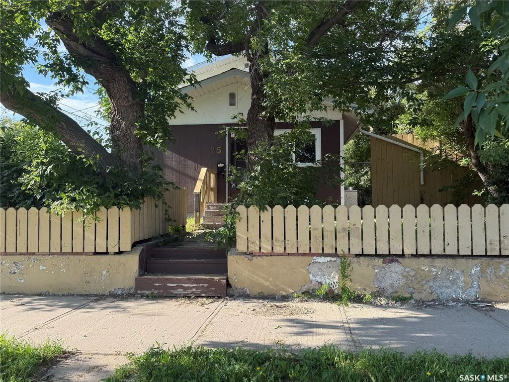 25 Home Street W, Moose Jaw