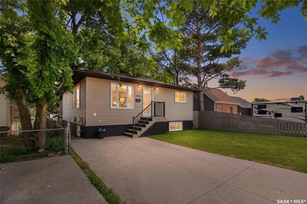 1105 Hochelaga Street W, Moose Jaw