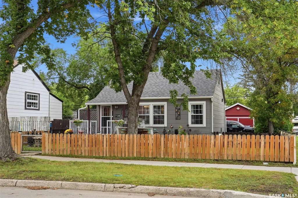 738 K Avenue S, Saskatoon