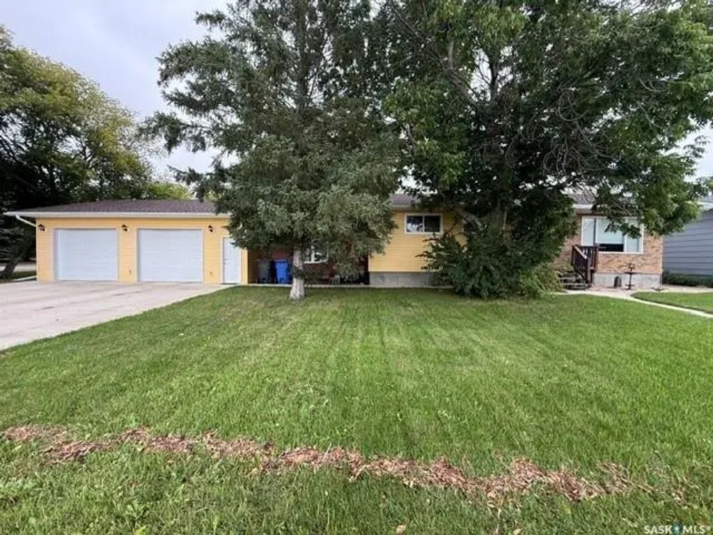 208 East Avenue, Kamsack