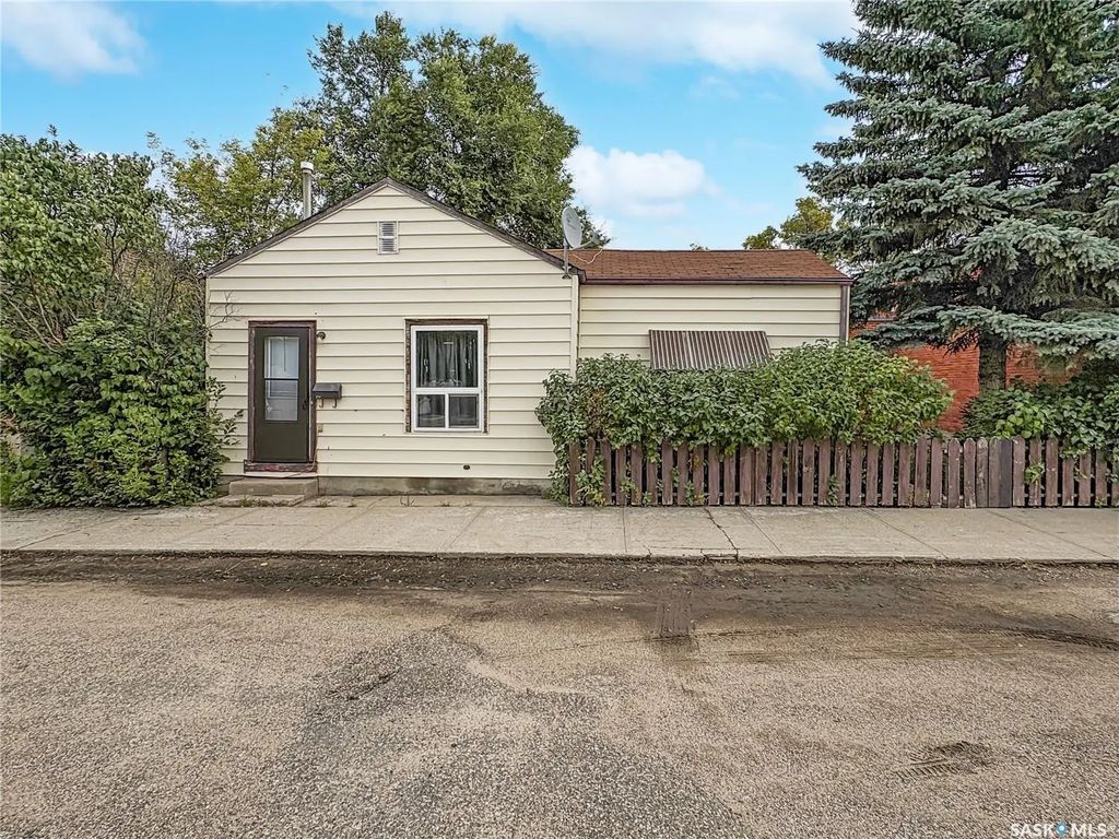 112 Main Street, Harris