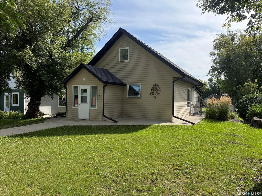 319 6th Avenue E, Melville