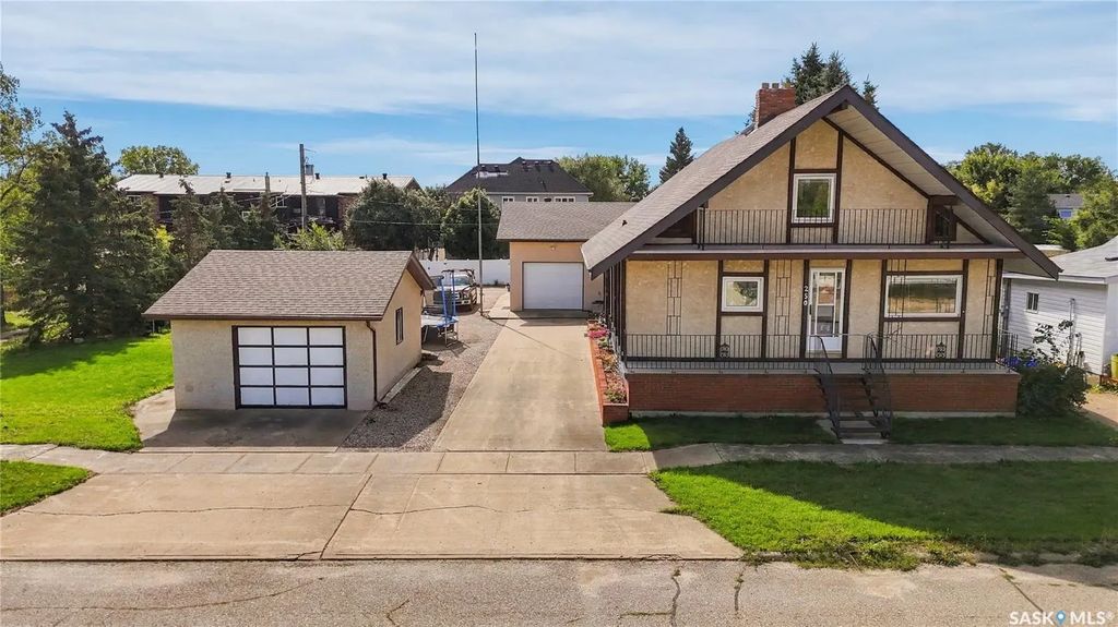250 3rd Avenue E, Gravelbourg