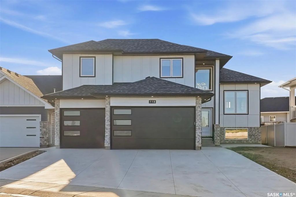 718 Weir Cres, Warman