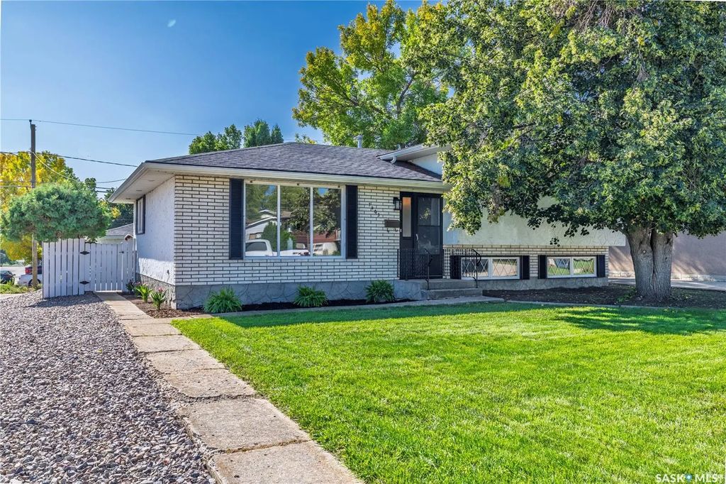 1403 Hochelaga Street W, Moose Jaw