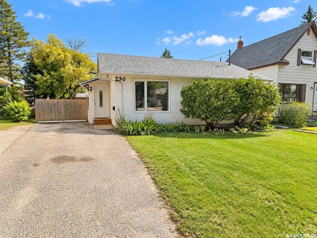 230 10th Street Ne, Weyburn