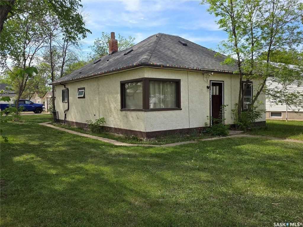 5460 Kings Avenue, Gull Lake