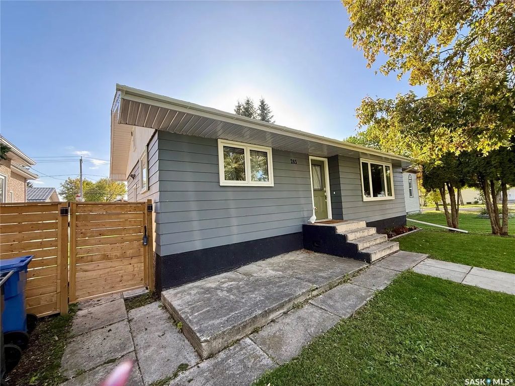 265 5th Avenue W, Melville