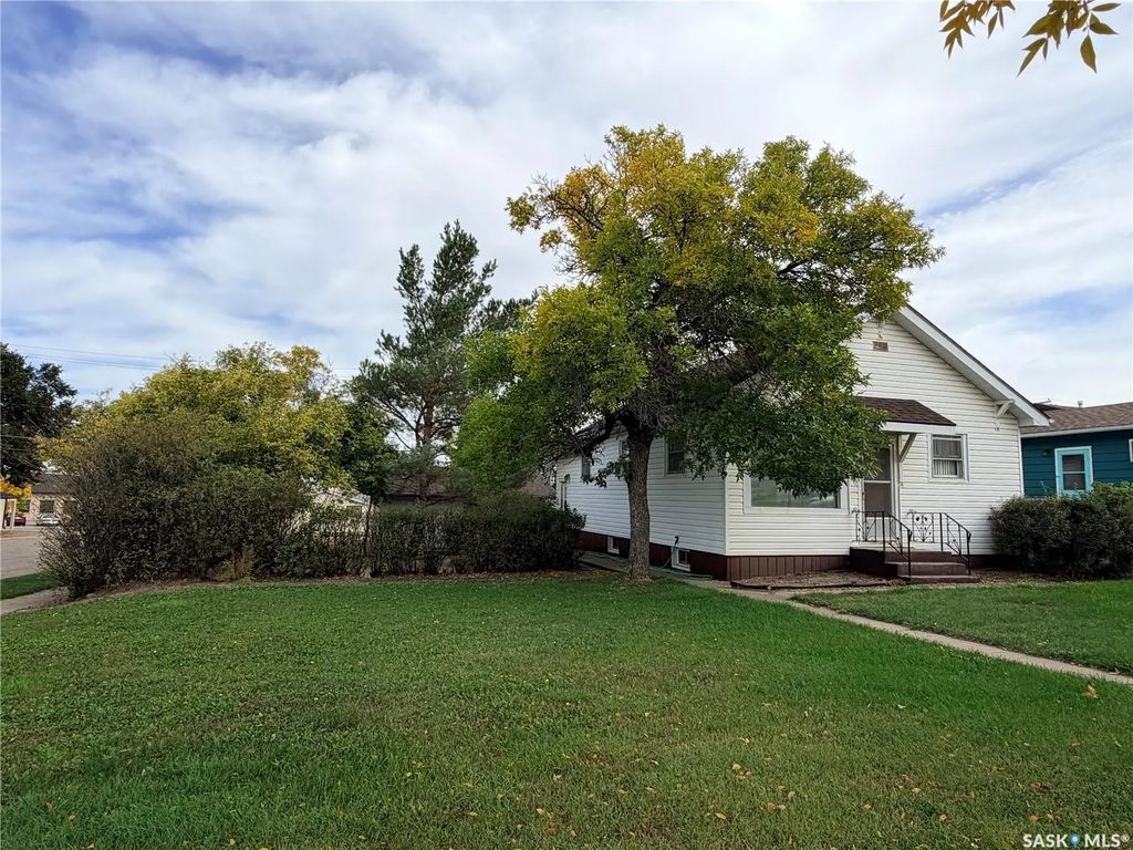 203 4th Avenue E, Assiniboia