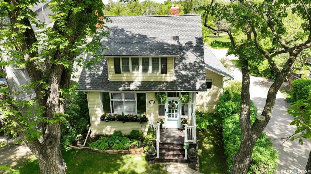 2718 Regina Avenue, Regina