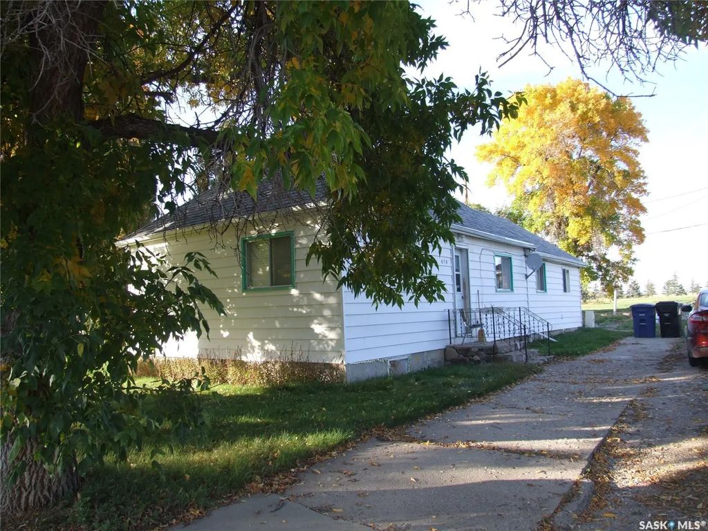 610 3rd Avenue W, Leader