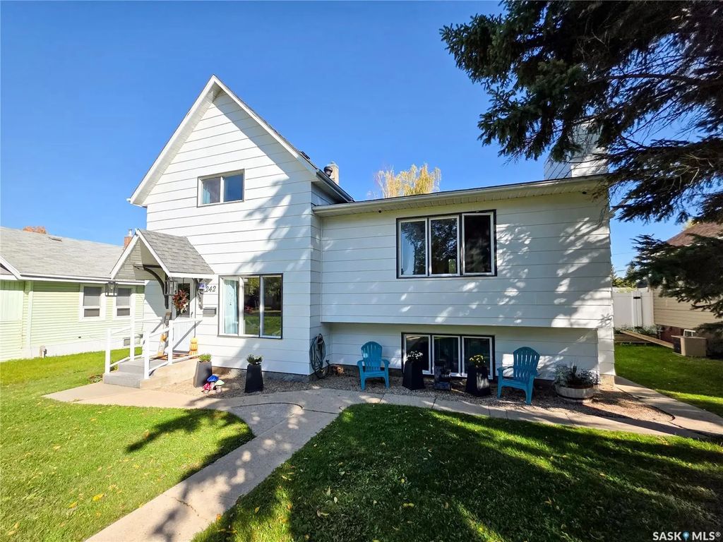 242 6th Avenue E, Melville