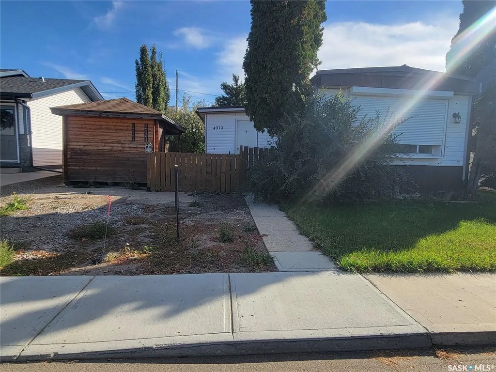 4913 48th Street E, Macklin