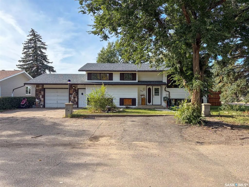 200 3rd Street E, Ponteix