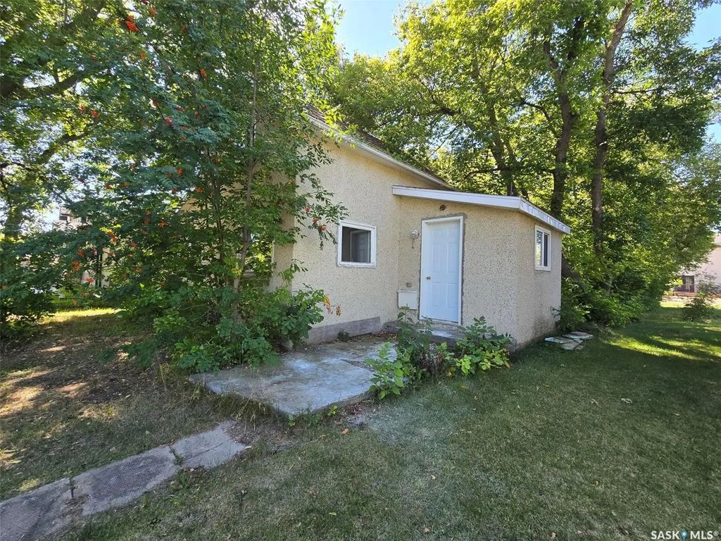 222 1st Avenue W, Montmartre