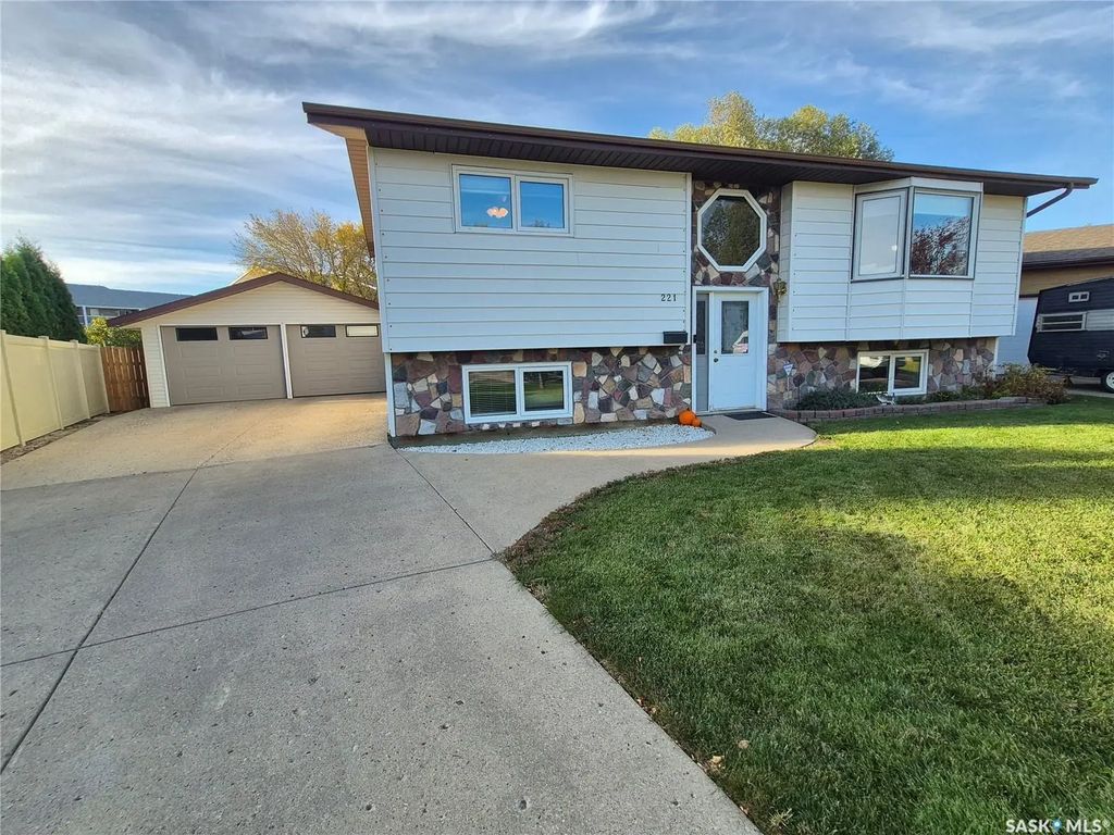 221 Bean Cres, Weyburn