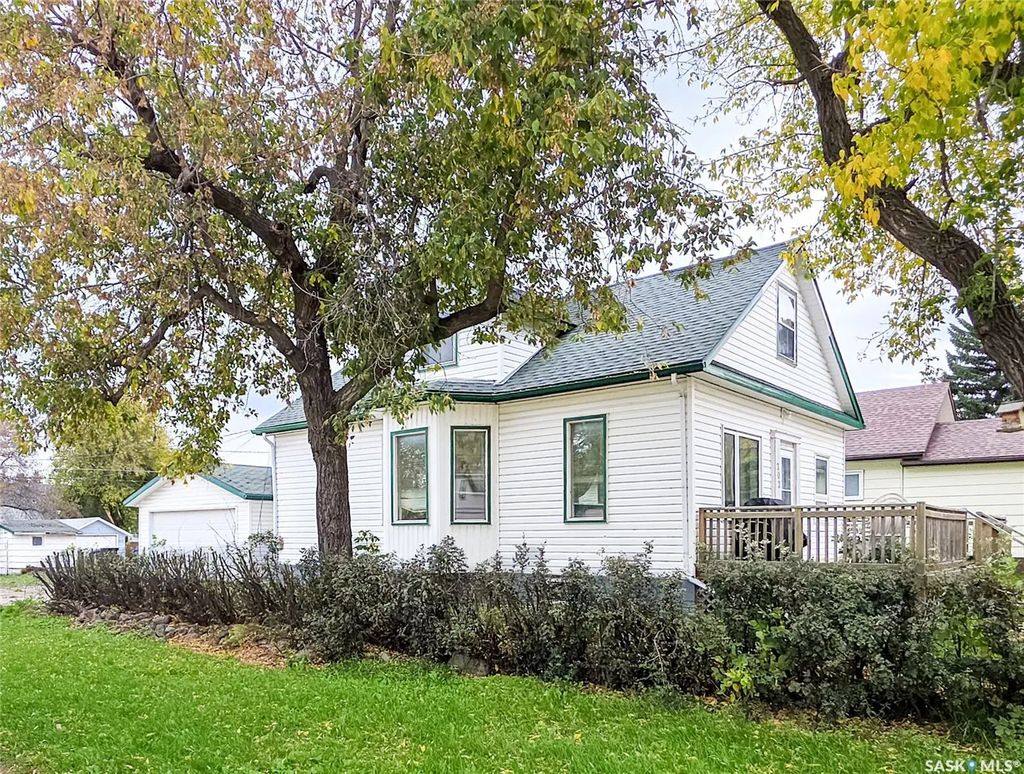 202 6th Avenue E, Melville