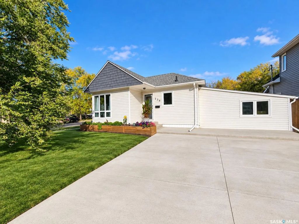 136 10th Street Ne, Weyburn