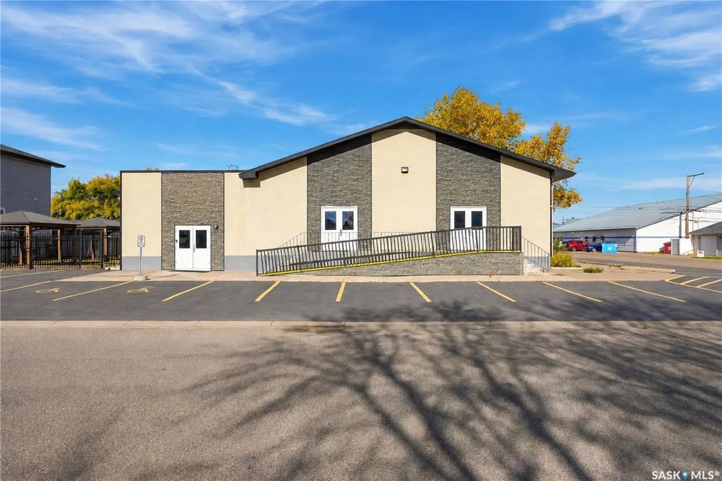 208 Main Street W, Warman