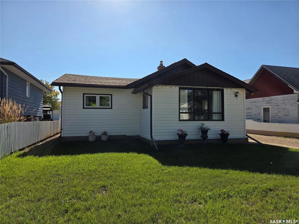 817 Stadacona Street E, Moose Jaw