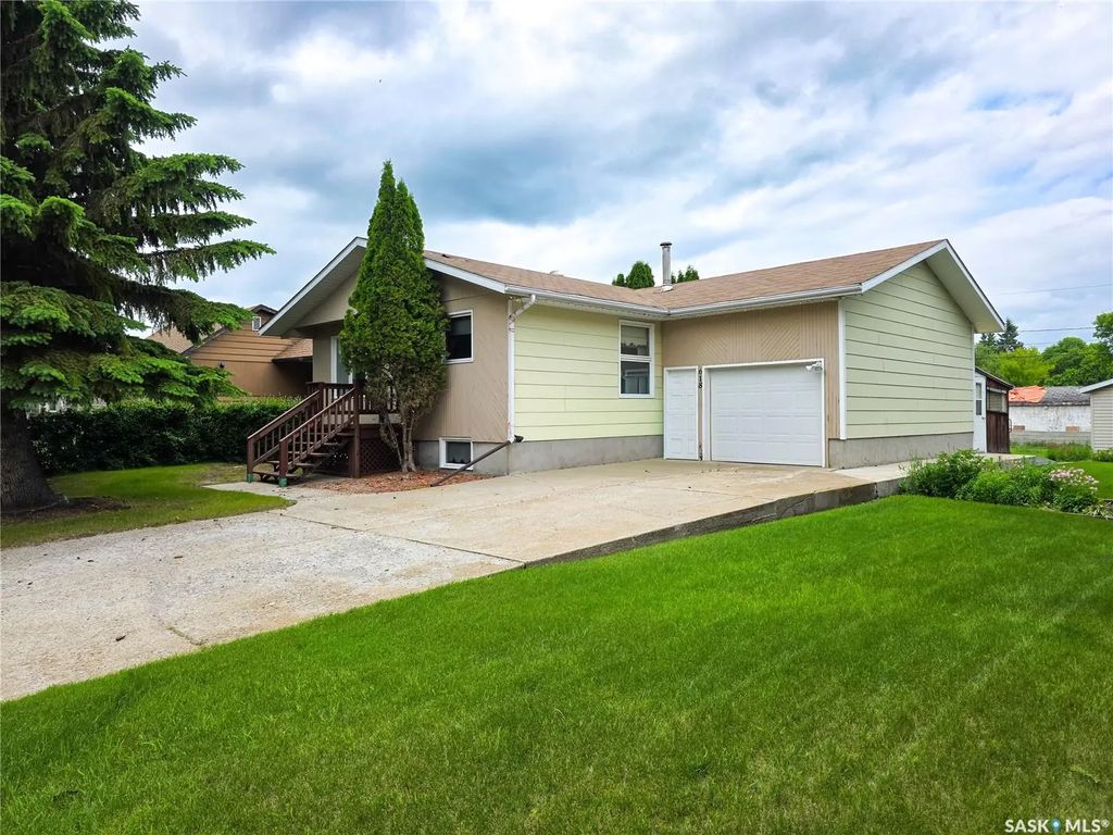 618 4th Avenue W, Melville