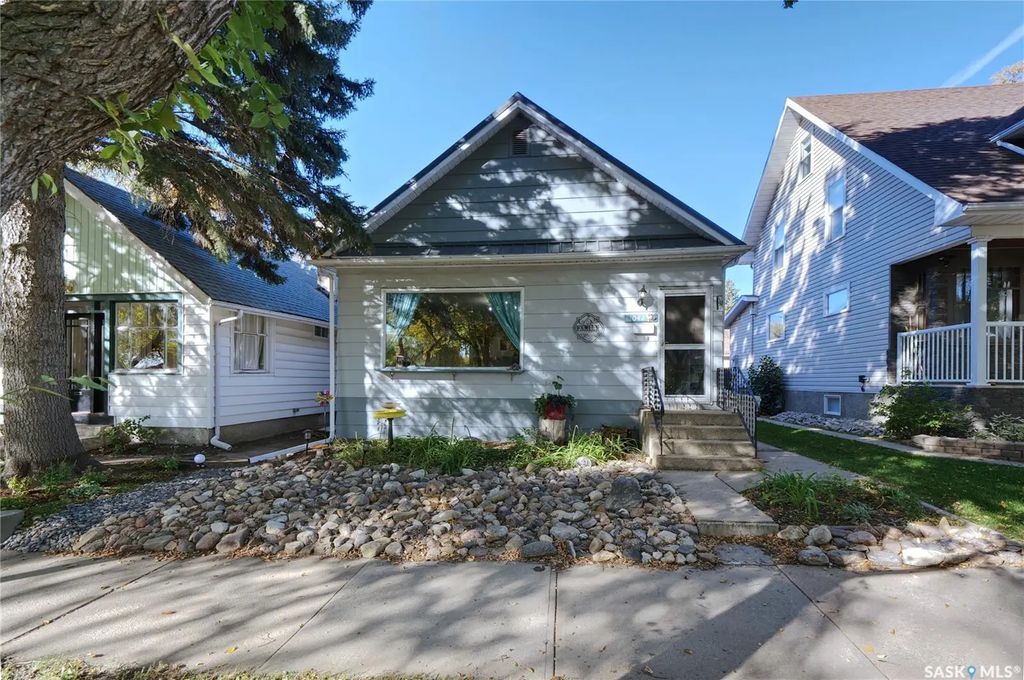 1042 Algoma Avenue, Moose Jaw