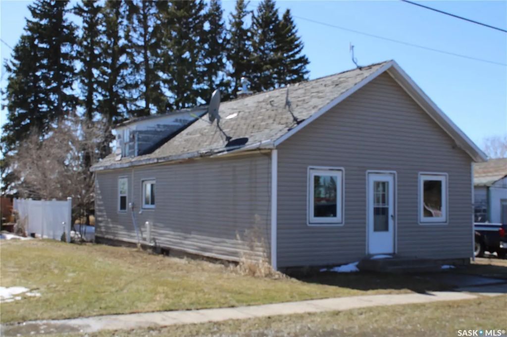 407 1st, Gerald