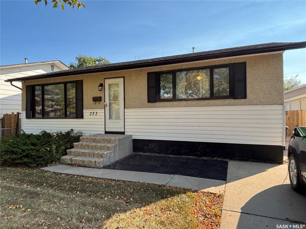 253 Lloyd Cres, Saskatoon