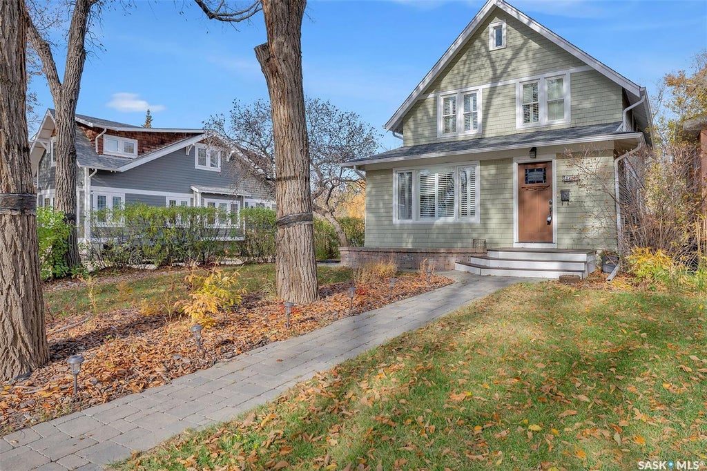 2736 Regina Avenue, Regina