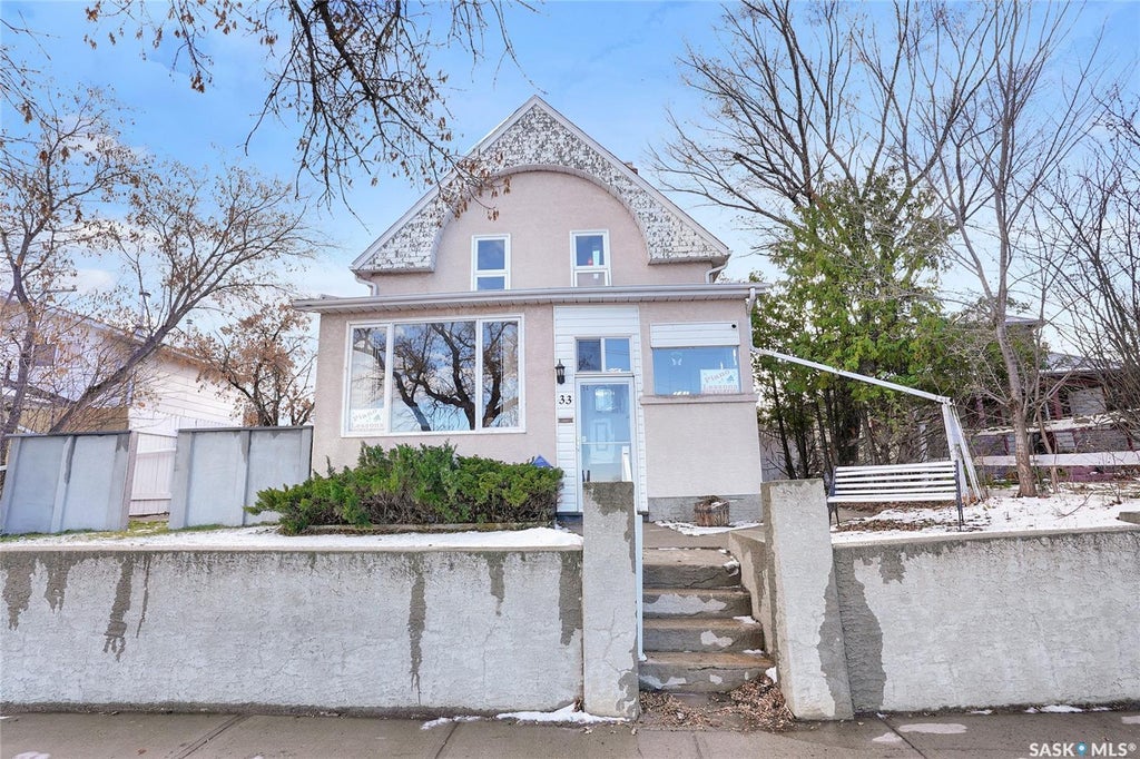 33 Home Street W, Moose Jaw