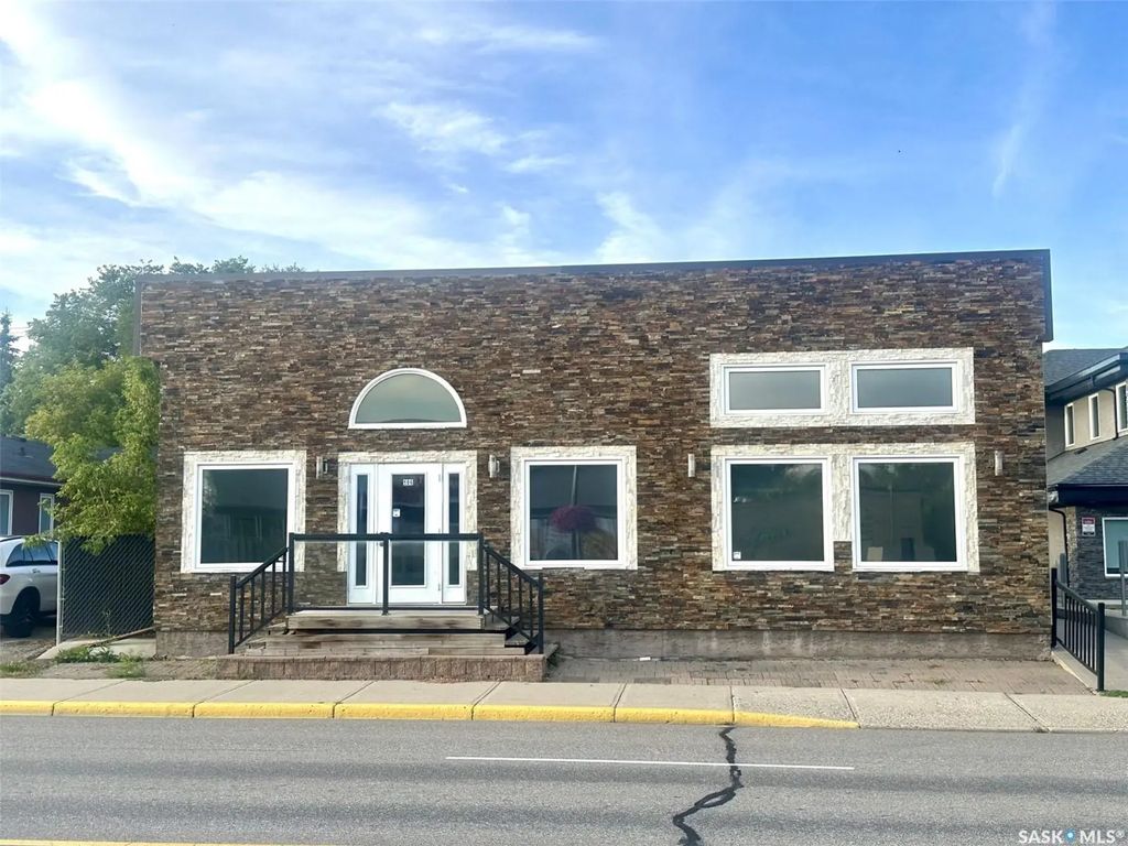 106 Central Street E, Warman