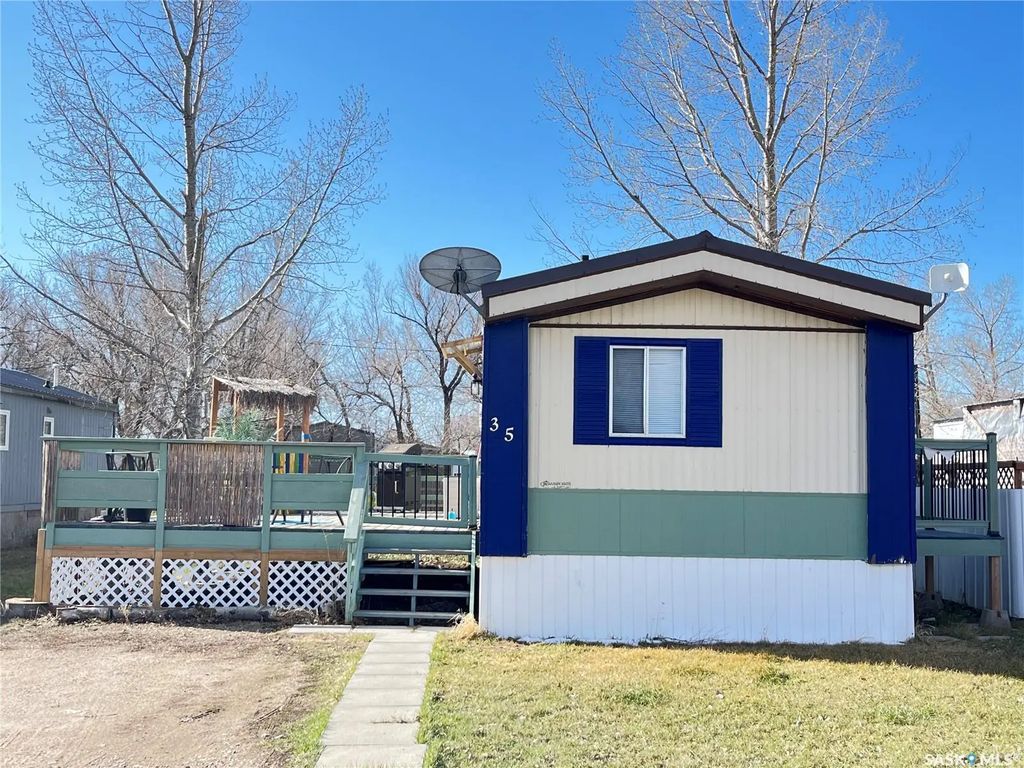35 Cypress Mobile Home Park, Maple Creek