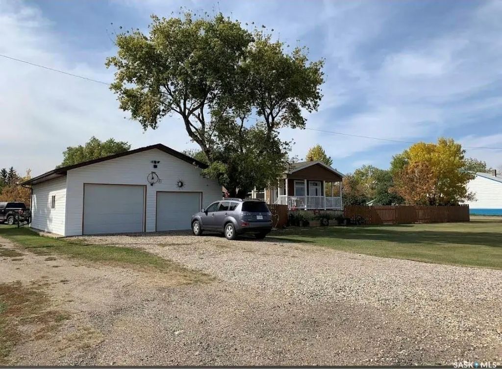 4425 Access Road, Halbrite