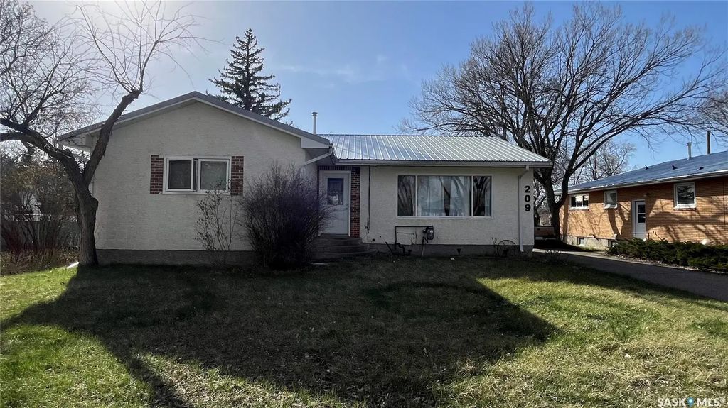 209 Hood Street, Maple Creek