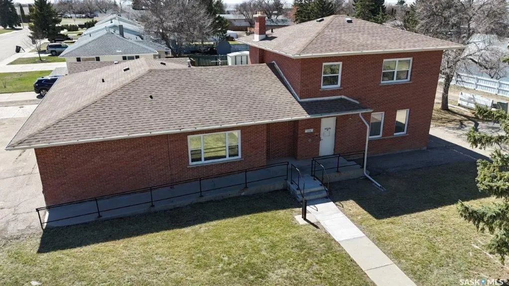 300/302 8th Avenue W, Kindersley