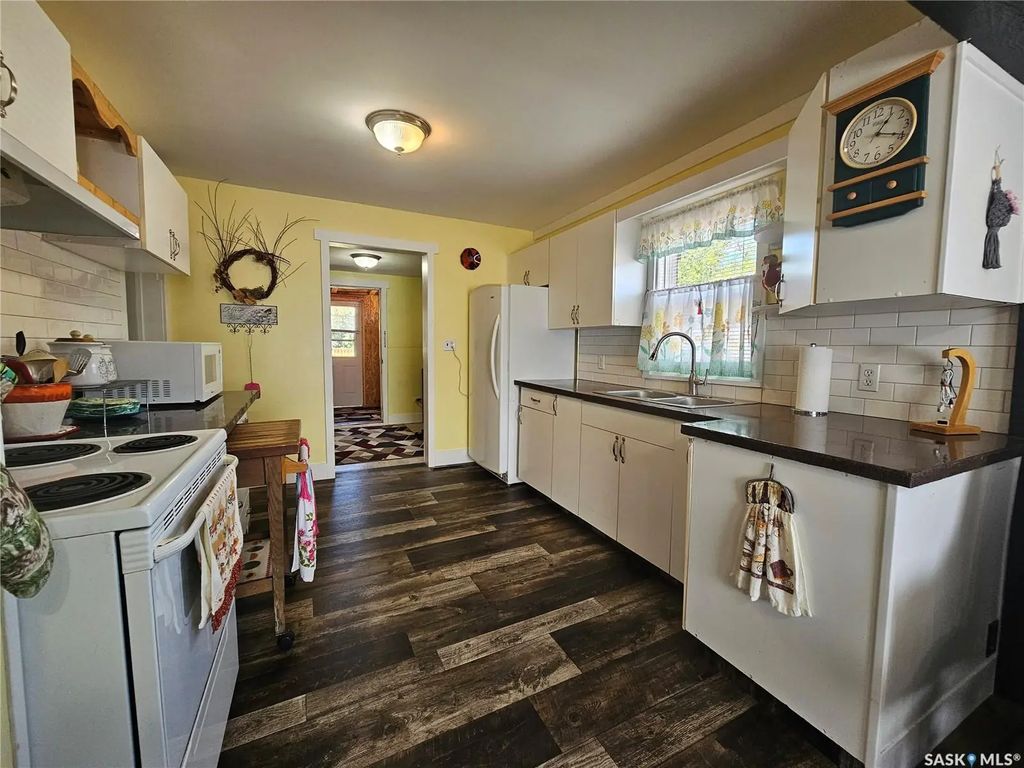 201 Main Street, Glaslyn