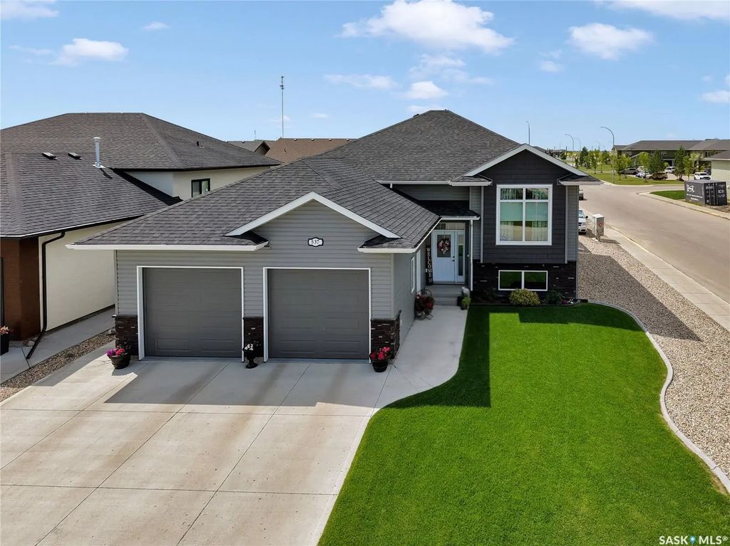 537 Mickelson Lane, Warman