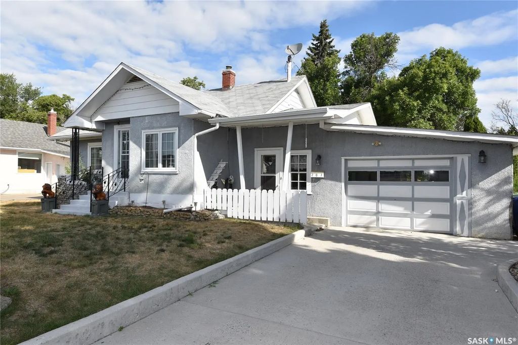 207 Pine Avenue, Nipawin