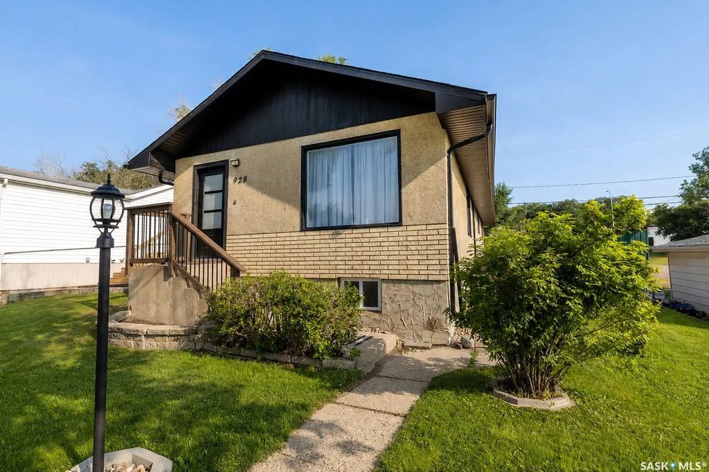 928 Hochelaga Street W, Moose Jaw