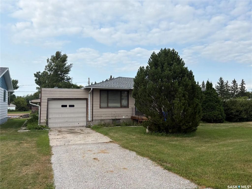 415 Saskatchewan Avenue, Foam Lake