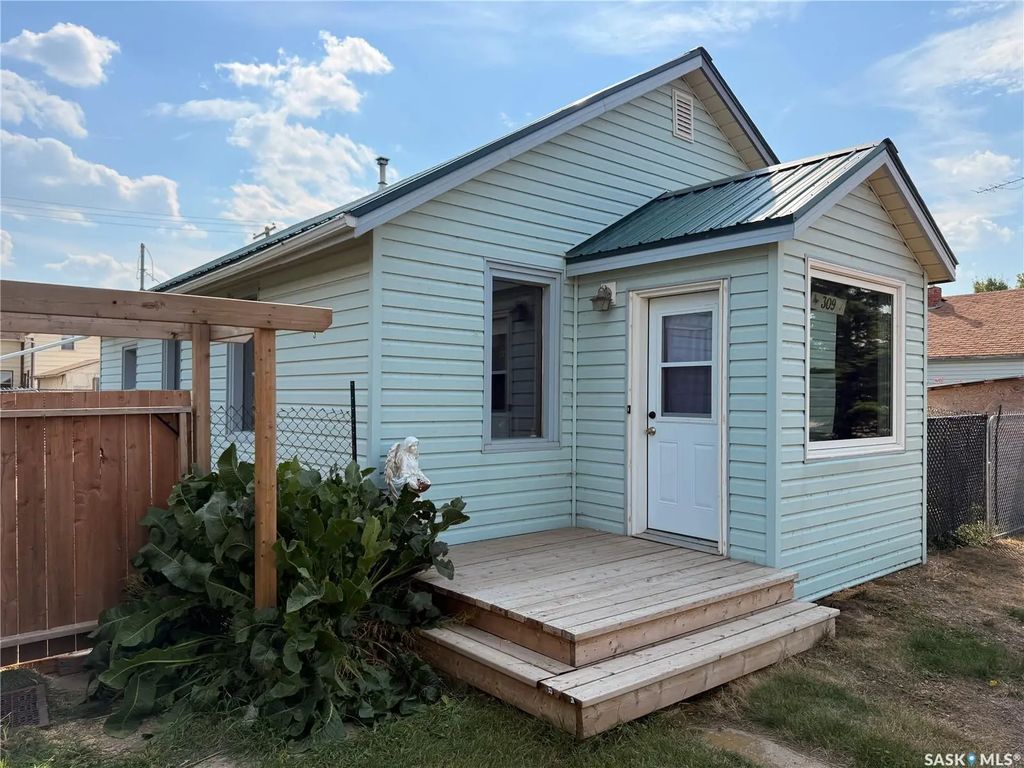 309 Railway Avenue W, Outlook